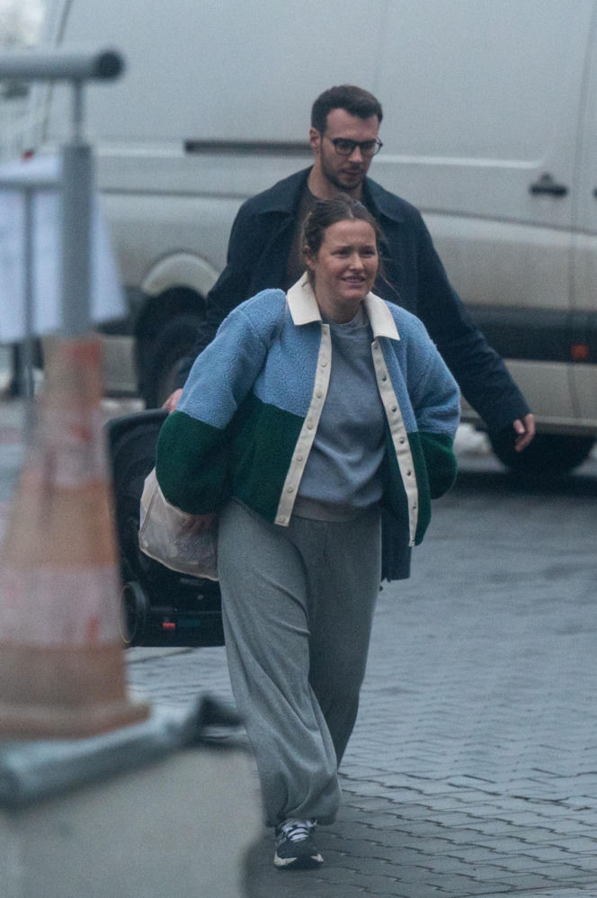 Olga Frycz wychodzi z dzieckiem ze szpitala