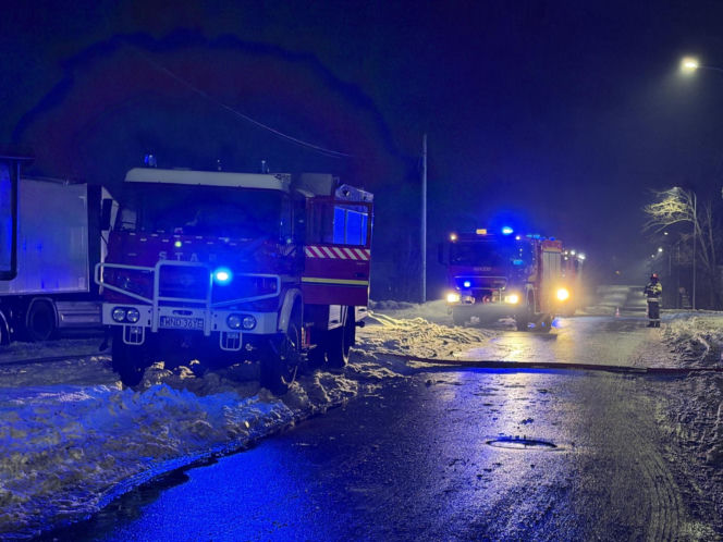 Duży pożar hali pod Warszawą