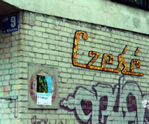 Napis Cześć na ścianie budynku przy ul. Wileńskiej 9