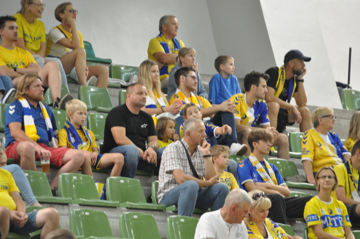 Kibice na meczu Industria Kielce - Grupa Azoty Unia Tarnów w Orlen Superlidze piłkarzy ręcznych. Zobacz zdjęcia