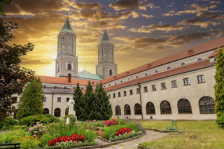 Atak nożownika w czasie mszy w klasztorze! Nie żyje ksiądz, są ranni