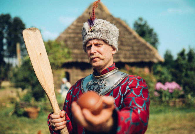 Tak naprawdę wyglądają gwiazdy "1670". W serialu charakteryzacja robi cuda