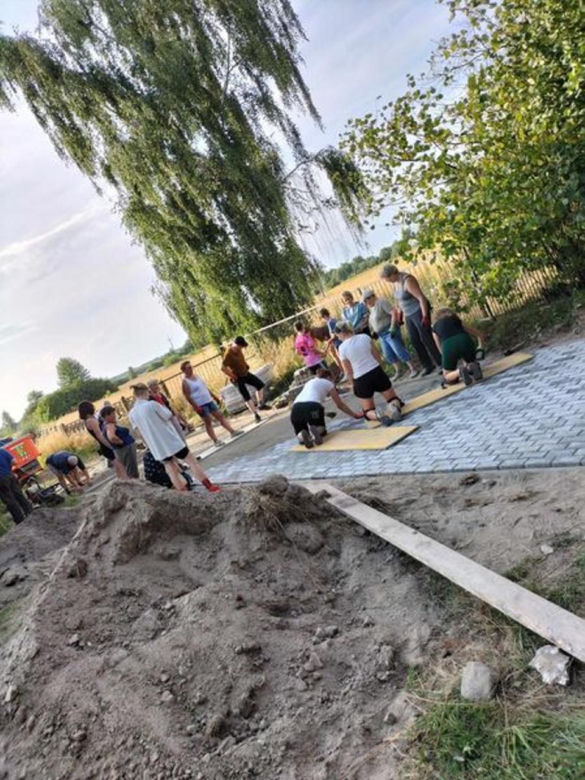 Koła Gospodyń Wiejskich "Rumianki". Kobiety wybrukowały całą wieś. Proboszcz zapewnił materiały
