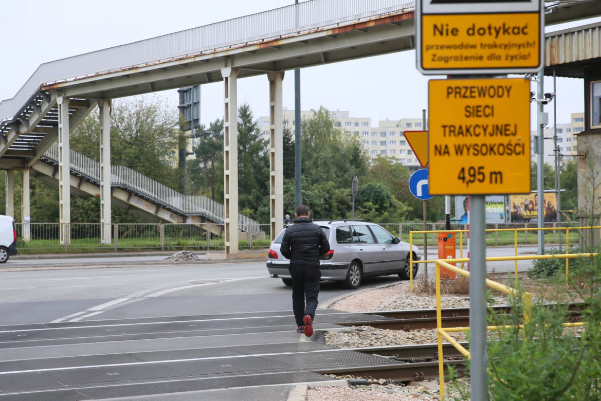 Na skrzyżowaniu ul. Radzymińskiej z ul. Naczelnikowską brakuje przejścia dla pieszych. Czy udręka mieszkańców kiedyś się skończy?