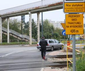 Na skrzyżowaniu ul. Radzymińskiej z ul. Naczelnikowską brakuje przejścia dla pieszych. Czy udręka mieszkańców kiedyś się skończy?