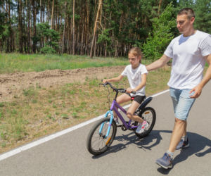 Rówieśnicy śmigają na dwóch kółkach, a twoje dziecko nie? Nie poganiaj go