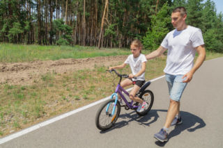 Rówieśnicy śmigają na dwóch kółkach, a twoje dziecko nie? Nie poganiaj go