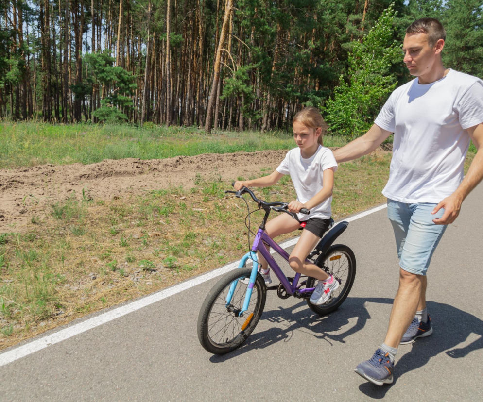 Rówieśnicy śmigają na dwóch kółkach, a twoje dziecko nie? Nie poganiaj go
