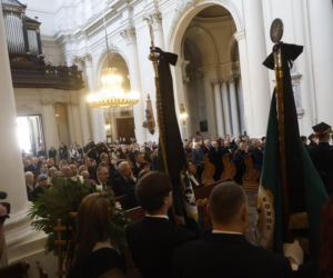 Monika Olejnik na pogrzebie senatora Piesiewicza. Towarzyszył jej ukochany