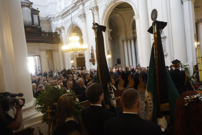 Monika Olejnik na pogrzebie senatora Piesiewicza. Towarzyszył jej ukochany