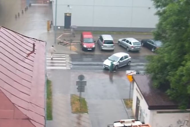 Potrącenie pieszej na chodniku