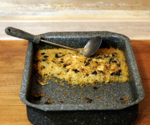 Ryż pieczony w piekarniku z cebulą i masłem – chrupiący spód, miękki środek i smak, którego nie daje gotowanie