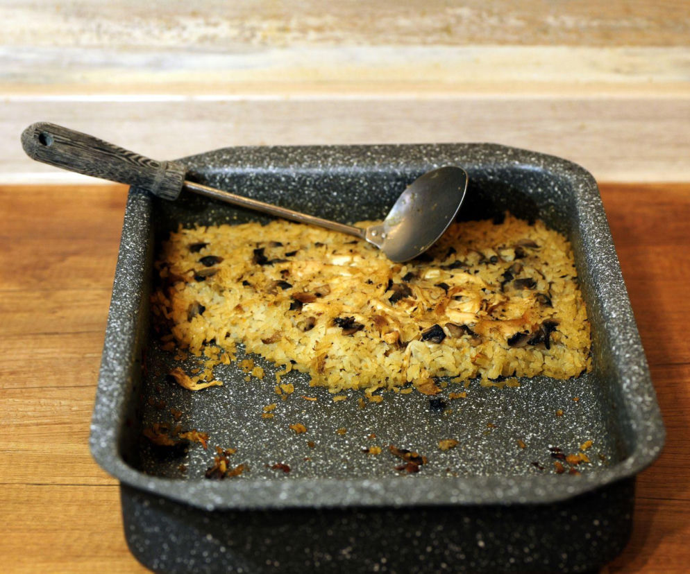 Ryż pieczony w piekarniku z cebulą i masłem – chrupiący spód, miękki środek i smak, którego nie daje gotowanie