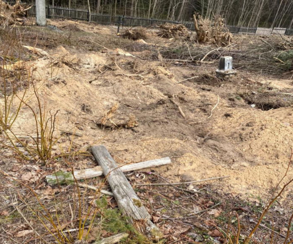 Zniszczone nagrobki na cmentarzu w Nowej Wsi Ełckiej