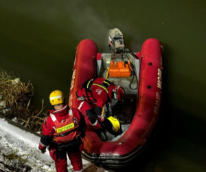 Auto wpadło do Odry we Wrocławiu