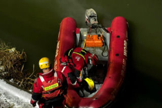 Auto wpadło do Odry we Wrocławiu