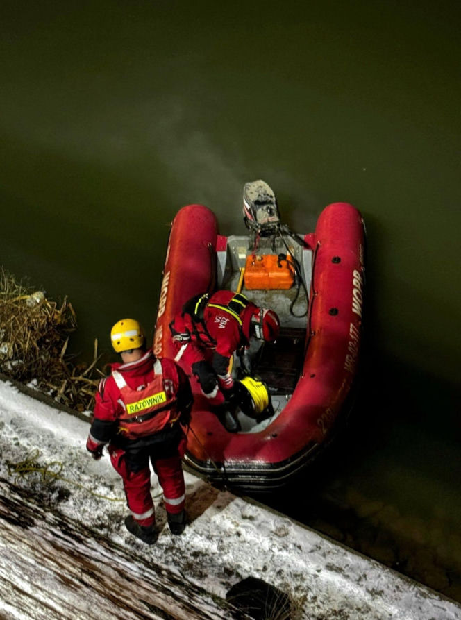 Auto wpadło do Odry we Wrocławiu