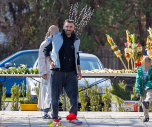 Rafał Maserak tańczący z palmami