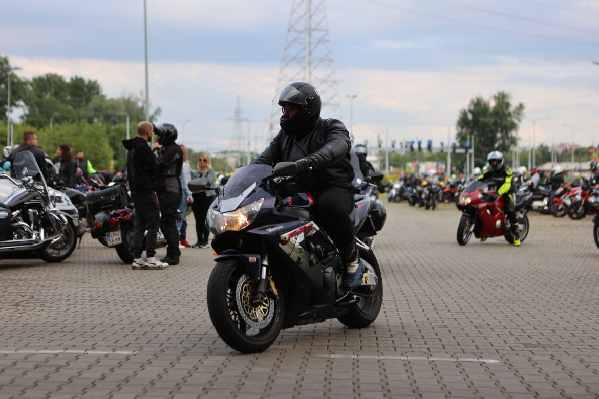 Przed Areną Lublin symbolicznie pożegnano dwójkę tragicznie zmarłych motocyklistów