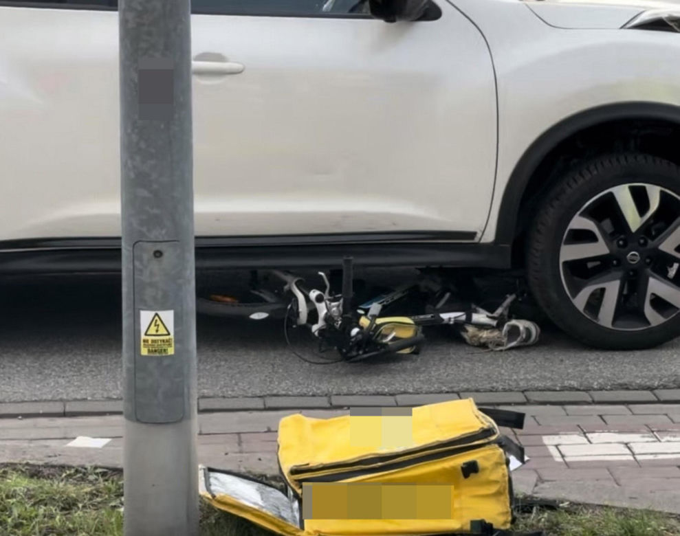 Koszmarny wypadek na warszawskim Bródnie. Nastolatek wpadł pod rozpędzoną osobówkę. Utknął pod autem