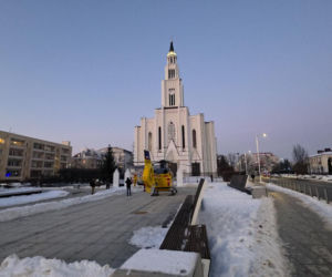 Śmigłowiec ratunkowy na placu Szembeka! Zderzenie samochodów, jeden z nich uderzył w kobietę i dziecko
