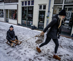 Holandia/ Setki odwołanych lotów, chaos na kolei i rekordowe korki z powodu ataku zimy