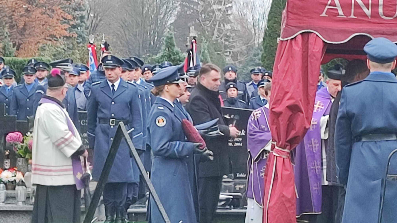  Wrocław. Ostatnie pożegnanie policjantów zastrzelonych na służbie. "Wasz tata jest bohaterem"