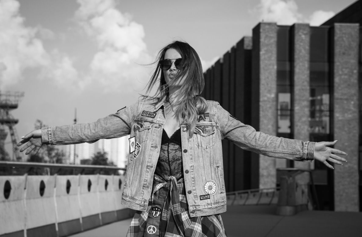 Plan teledysku Kasi Moś "Pryzmat" z udziałem Maffashion