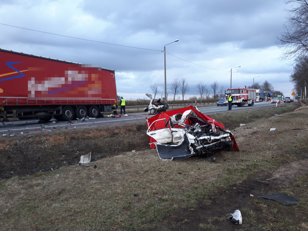 Poświętne: Mercedes rozerwany na dwie części po zderzeniu z TIR-em. W środku 5 młodych osób. Dwie zginęły