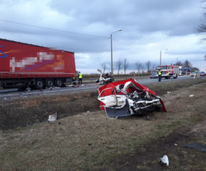Poświętne: Mercedes rozerwany na dwie części po zderzeniu z TIR-em. W środku 5 młodych osób. Dwie zginęły