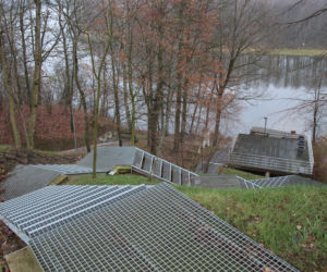 Dom na skarpie nadc rzeką Lidii Kality