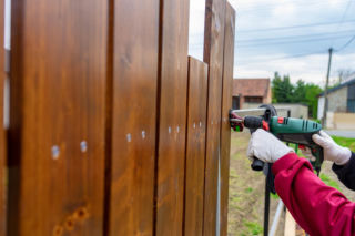 Ogrodzenie między sąsiadami - kto płaci, kto naprawia i czy potrzebna jest zgoda?