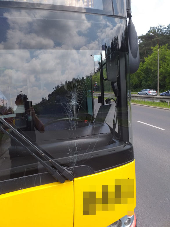  Pijany pasażer uszkodził szybę w autobusie 