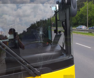  Pijany pasażer uszkodził szybę w autobusie 