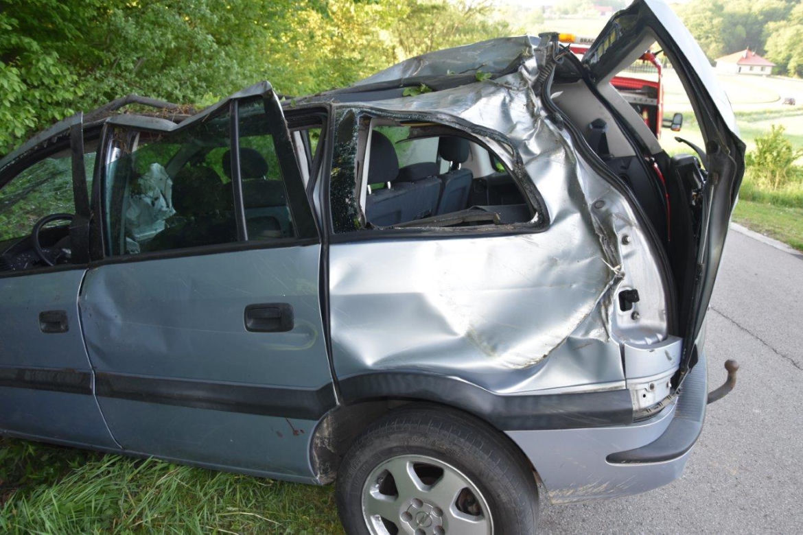 Opel dachował na krętej drodze w Ryglicach. W środku zakleszczony, pijany mężczyzna