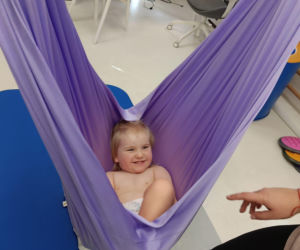 Waldemar Nawrocki i Adrian Domalewski pomagają Anielce