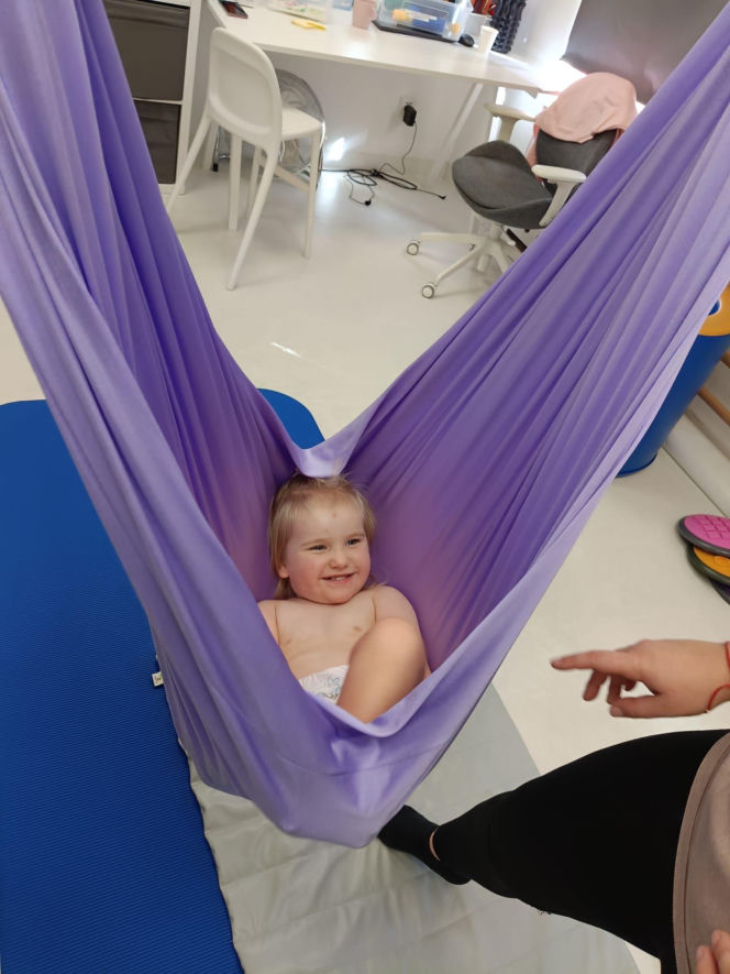 Waldemar Nawrocki i Adrian Domalewski pomagają Anielce