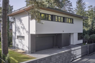 Ile kosztuje brama do garażu w 2026 roku? Która jest najtańsza? Ile kosztuje napęd do bramy garażowej?