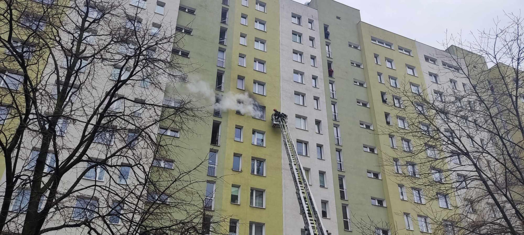 Pożar w bloku przy ulicy Łukowskiej w Warszawie