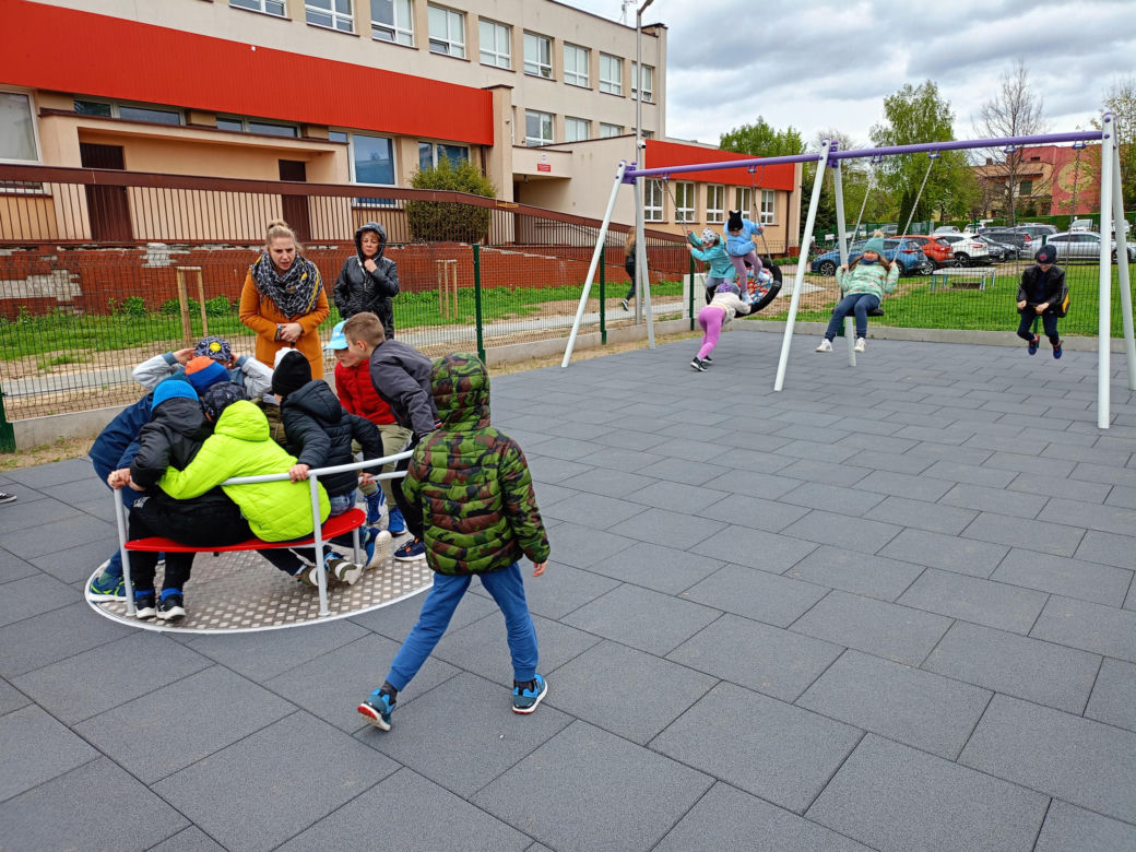 Nowy plac zabaw przy SP nr 8 w Siedlcach jest ogólnodostępny dla wszystkich mieszkańców miasta i dostosowany do potrzeb osób z niepełnosprawnością ruchową