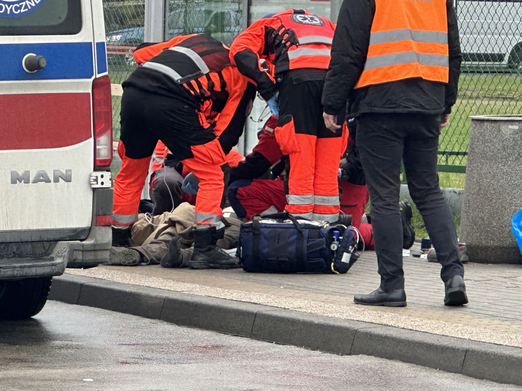 Walka o życie na pętli autobusowej. Mężczyzna zmarł