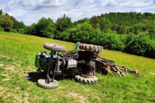 Rymanów-Zdrój. Traktor runął jak zabawka! Nie żyje 64-letni kierowca ciągnika