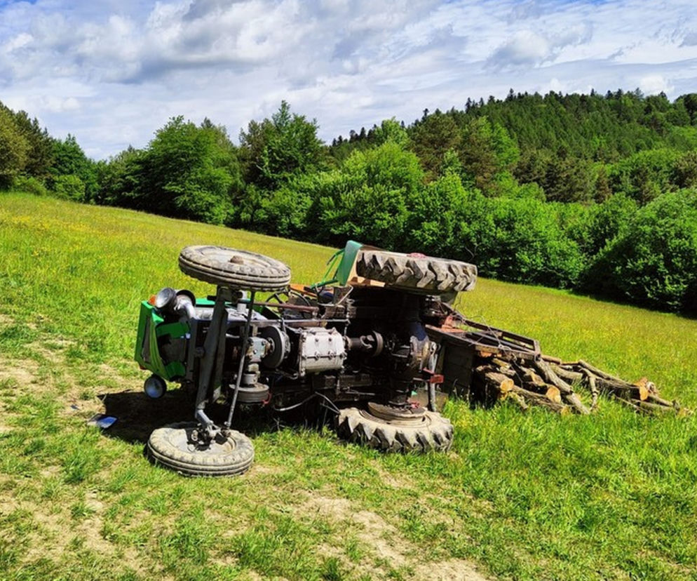 Rymanów-Zdrój. Traktor runął jak zabawka! Nie żyje 64-letni kierowca ciągnika