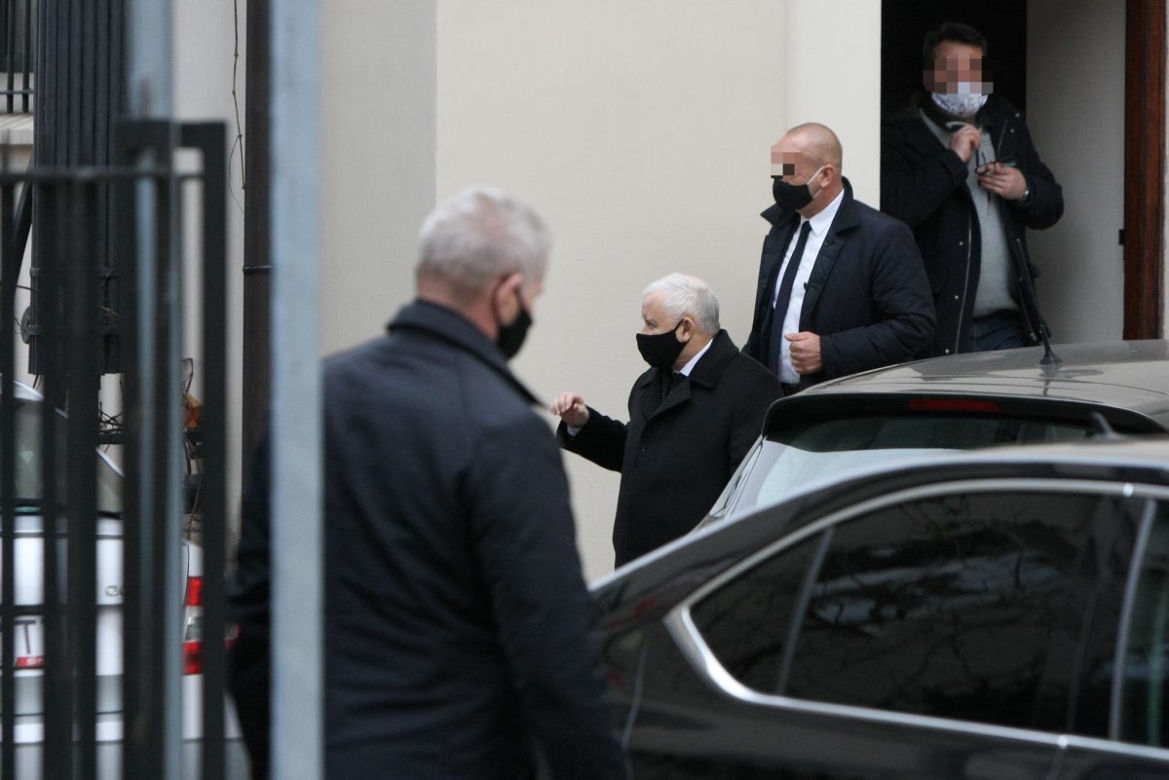 Jarosław Kaczyński. 4 samochodami do kościoła