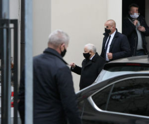Jarosław Kaczyński. 4 samochodami do kościoła