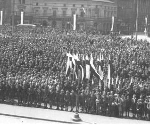 Uroczystości 3 Maja na starych fotografiach. Wielkie defilady i piękne stroje! [ZDJĘCIA]