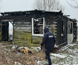 Łapy. 47-latek stracił dom w pożarze. Dzielnicowy załatwił mu kontener [ZDJĘCIA]