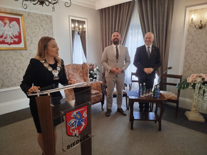 Pamiątkowe medale, legitymacje i kwiaty z okazji 50-lecia pożycia małżeńskiego odebrało w Siedlcach osiem par
