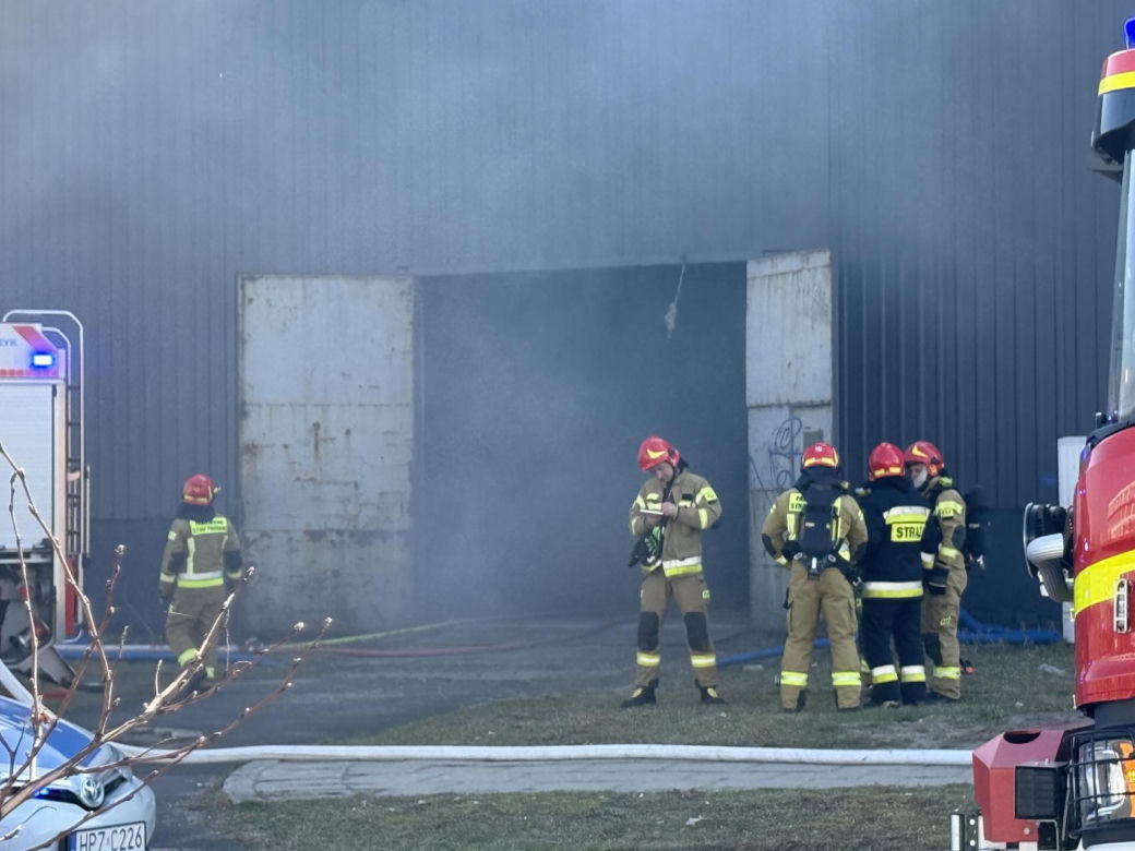 Płonie duża hala w Warszawie! Kolejny pożar w stolicy. Na miejscu wszystkie służby	