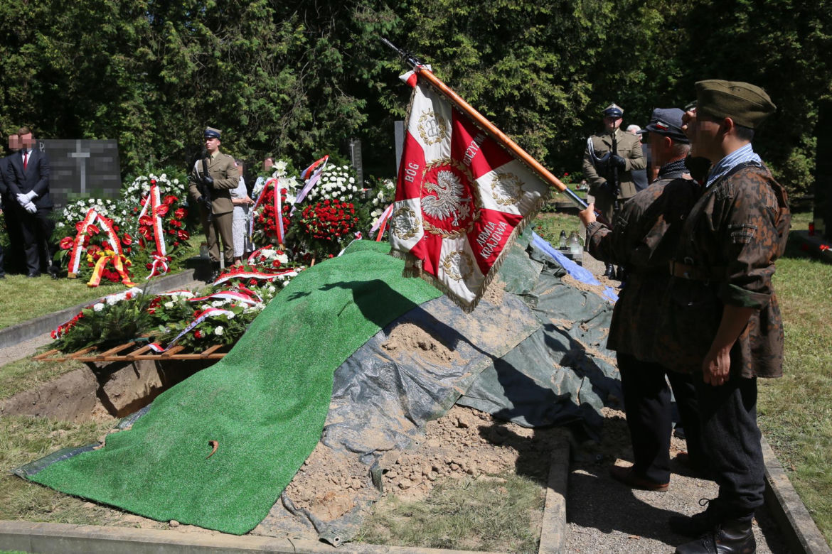 Dziewięć trumien przed ołtarzem. Przejmujący pogrzeb, łzy same płyną do oczu